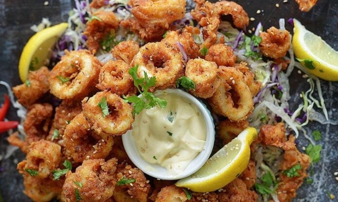 Kalamar tava, deniz ürünleri sevenlerin favorisi olan bir lezzettir. Hafif çıtır dış yüzeyi ve yumuşak iç dokusuyla sofraların vazgeçilmez tatlarından biri olarak öne çıkar. Özellikle balık restoranlarının menülerinde sıkça rastlanan bu yemek, evde de özenle hazırlanabilir. Bugün, kalamar tavanın tarihinden yapılışına, sunum önerilerinden sağlığa katkılarına kadar pek çok detayına değineceğiz. Konulu bir haber görseli.