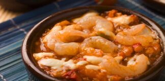 Karides güveç, taze karideslerin sebzeler, aromatik baharatlar ve zeytinyağıyla birlikte güveçte pişirilmesiyle hazırlanan, hem sağlıklı hem de lezzetli bir deniz ürünü yemeğidir. Bu yöntem, karidesin doğal lezzetini korumasına ve sebzelerle aromalarının birbirine geçmesine olanak sağlar. Özellikle hafif öğünler arayanlar için ideal bir seçenektir. Konulu bir haber görseli.