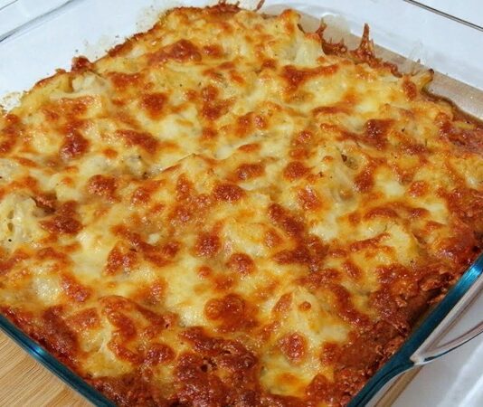 Sebze yemekleri arasında öne çıkan karnıbahar graten, hem sağlıklı hem de lezzetli oluşuyla sofralarda özel bir yere sahiptir. Özellikle kış aylarında en çok tüketilen sebzelerden biri olan karnıbahar, fırında graten olarak hazırlandığında çok daha cazip bir tat sunar. Beşamel sos ve peynirle birleştiğinde ortaya çıkan bu yemek, sofralara hem şıklık hem de besin değeri katar. Konulu bir haber görseli.