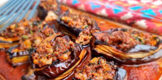 Karnıyarık: Türk Mutfağının En Özel Lezzetlerinden Türk mutfağının köklü ve sevilen yemeklerinden biri olan karnıyarık, patlıcanın en güzel hali olarak sofralarda yerini alıyor. İç harcında kullanılan kıyma, soğan, biber ve baharatların birleşimiyle ortaya çıkan bu yemek, hem doyurucu hem de lezzetli bir seçenek sunuyor. Özellikle yaz aylarında patlıcanın taze olduğu dönemlerde karnıyarık sofraların vazgeçilmezlerinden biri haline geliyor. Konulu bir haber görseli.