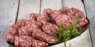 Türk mutfağında köftenin yeri çok özeldir ve bu çeşitlerin içinde en çok öne çıkanlardan biri de kasap köftedir. Adını, geleneksel olarak kasaplarda hazırlanıp müşterilere sunulmasından alır. Kasaplar, ellerindeki en kaliteli eti özenle seçer, doğru yağ oranıyla kıyma haline getirir ve baharatlarla yoğurarak köfte harcını hazırlar. Bu gelenek, yıllar içinde damaklarda unutulmaz tatlar bırakmıştır. Konulu bir haber görseli.