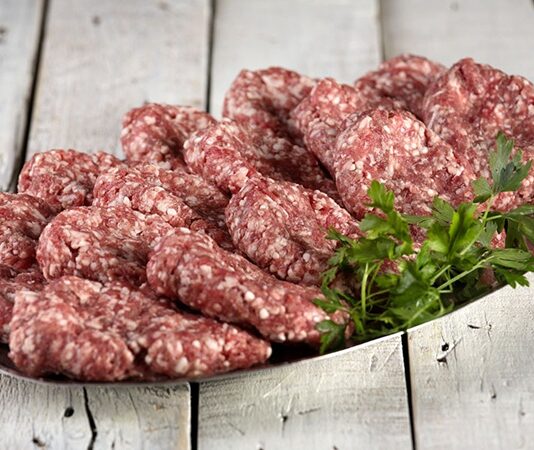 Türk mutfağında köftenin yeri çok özeldir ve bu çeşitlerin içinde en çok öne çıkanlardan biri de kasap köftedir. Adını, geleneksel olarak kasaplarda hazırlanıp müşterilere sunulmasından alır. Kasaplar, ellerindeki en kaliteli eti özenle seçer, doğru yağ oranıyla kıyma haline getirir ve baharatlarla yoğurarak köfte harcını hazırlar. Bu gelenek, yıllar içinde damaklarda unutulmaz tatlar bırakmıştır. Konulu bir haber görseli.