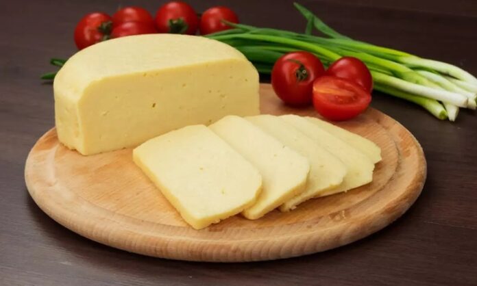 Kaşar dilimi, Türkiye’nin peynir kültüründe önemli bir yer tutar ve hem kahvaltılarda hem de yemeklerde yaygın olarak tercih edilir. Kendine özgü aroması, kolay eriyen dokusu ve pratik kullanım avantajı ile sofraların baş tacı olmuştur. Her yaştan tüketici tarafından sevilen kaşar dilimi, hem besleyici hem de lezzet açısından zengin bir üründür. Konulu bir haber görseli.