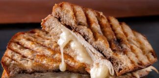 Kaşarlı tost, Türkiye’de sabah kahvaltılarının ve ara öğünlerin vazgeçilmez lezzetlerinden biridir. İnce dilimlenmiş ekmek arasına yerleştirilen kaşar peyniri ile hazırlanan bu tost, kısa sürede hazırlanmasıyla hem evde hem de sokak lezzetleri arasında popüler hale gelmiştir. Konulu bir haber görseli.