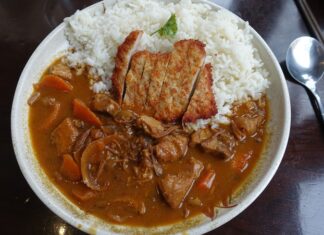 Katsu Curry Japon Mutfağının Lezzetli Yüzü Katsu Curry, Japon mutfağının hem geleneksel hem de modern dokunuşlarını bir arada sunan özel bir yemektir. “Katsu” kelimesi çıtır kaplamalı kızarmış et kotletini ifade ederken, “curry” Japonya’ya 19. yüzyılda İngilizler aracılığıyla Hindistan’dan gelen köri baharat karışımını anlatır. Bu iki farklı unsurun birleşmesiyle ortaya çıkan yemek, Japonya’da kısa sürede popülerlik kazanmıştır. Konulu bir haber görseli.