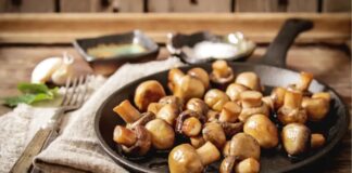 Kavrulmuş mantar, mutfaklarda oldukça sık tercih edilen sağlıklı ve lezzetli bir yemek türüdür. Özellikle hafif beslenmeyi tercih edenler için iyi bir seçenek olan bu yemek, kısa sürede hazırlanabilmesi ve düşük kalori içermesiyle öne çıkar. Hem pratik oluşu hem de farklı tariflere uyarlanabilirliği sayesinde mutfakların vazgeçilmezleri arasında yer alır. Kahvaltılardan akşam yemeklerine kadar geniş bir kullanım alanına sahip olması onu günlük menülerde tercih edilen bir alternatif yapar. Konulu bir haber görseli.