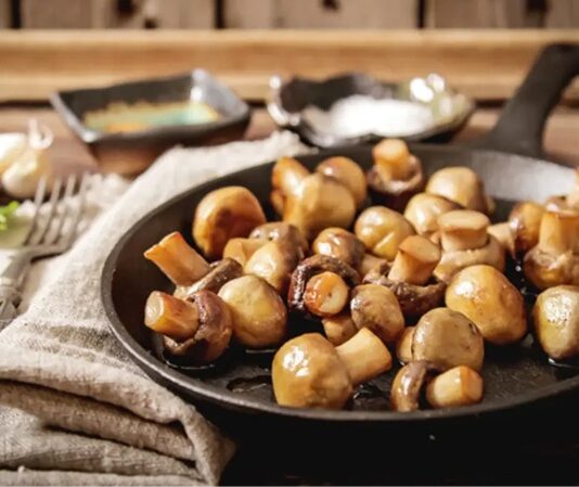 Kavrulmuş mantar, mutfaklarda oldukça sık tercih edilen sağlıklı ve lezzetli bir yemek türüdür. Özellikle hafif beslenmeyi tercih edenler için iyi bir seçenek olan bu yemek, kısa sürede hazırlanabilmesi ve düşük kalori içermesiyle öne çıkar. Hem pratik oluşu hem de farklı tariflere uyarlanabilirliği sayesinde mutfakların vazgeçilmezleri arasında yer alır. Kahvaltılardan akşam yemeklerine kadar geniş bir kullanım alanına sahip olması onu günlük menülerde tercih edilen bir alternatif yapar. Konulu bir haber görseli.