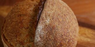 Türk mutfağında önemli bir yere sahip olan kepekli ekmek, geçmişten günümüze sofraların en sağlıklı seçeneklerinden biri olarak kabul edilmektedir. Özellikle doğal beslenme anlayışının öne çıktığı dönemlerde kepeği ayrılmamış unlardan yapılan bu ekmek, halk arasında uzun süre tercih edilmiştir. Tarihi oldukça eskiye dayanan kepekli ekmek, kırsal bölgelerde günlük yaşamın vazgeçilmez bir unsuru olmuştur. Konulu bir haber görseli.