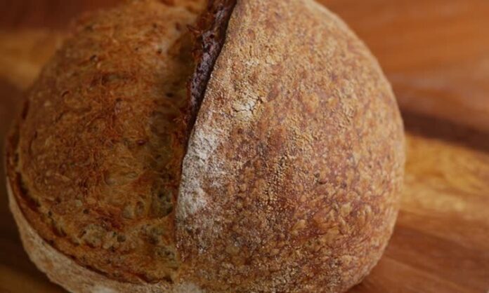 Türk mutfağında önemli bir yere sahip olan kepekli ekmek, geçmişten günümüze sofraların en sağlıklı seçeneklerinden biri olarak kabul edilmektedir. Özellikle doğal beslenme anlayışının öne çıktığı dönemlerde kepeği ayrılmamış unlardan yapılan bu ekmek, halk arasında uzun süre tercih edilmiştir. Tarihi oldukça eskiye dayanan kepekli ekmek, kırsal bölgelerde günlük yaşamın vazgeçilmez bir unsuru olmuştur. Konulu bir haber görseli.