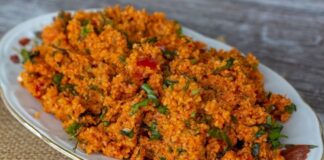 Kısır, Türk mutfağının vazgeçilmez salatalarından biri olarak bilinir. Özellikle Güneydoğu ve Orta Anadolu bölgelerinde yaygın olarak tüketilen bu tarif, bulgurun ana malzeme olarak kullanıldığı hafif ve besleyici bir lezzet sunar. Zeytinyağı, domates salçası ve taze yeşilliklerle harmanlanan kısır, hem sağlıklı hem de doyurucu bir seçenek olarak öne çıkar. Konulu bir haber görseli.