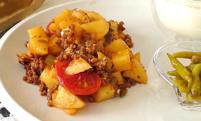 Türk mutfağının en sevilen yemeklerinden biri olan kıymalı patates, hem pratik hazırlanışı hem de doyurucu özelliğiyle öne çıkar. Yüzyıllardır Anadolu sofralarında kendine yer edinen bu yemek, özellikle ev yemekleri arasında ayrıcalıklı bir konuma sahiptir. Patatesin yumuşak yapısı ile kıymanın lezzetinin buluşması, ortaya hem sağlıklı hem de iştah açıcı bir sonuç çıkarır. Konulu bir haber görseli.