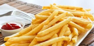 Kızarmış patates, neredeyse tüm dünyada severek tüketilen, hızlı hazırlanabilen ve her yaştan insanın damak zevkine hitap eden bir yiyecektir. Kültürler farklı olsa da patatesin kızartılarak tüketilmesi ortak bir noktada buluşur. Fast food restoranlarından ev yemeklerine kadar geniş bir kullanım alanı bulan bu yiyecek, sadece lezzetiyle değil, aynı zamanda pratikliğiyle de öne çıkar. Konulu bir haber görseli.