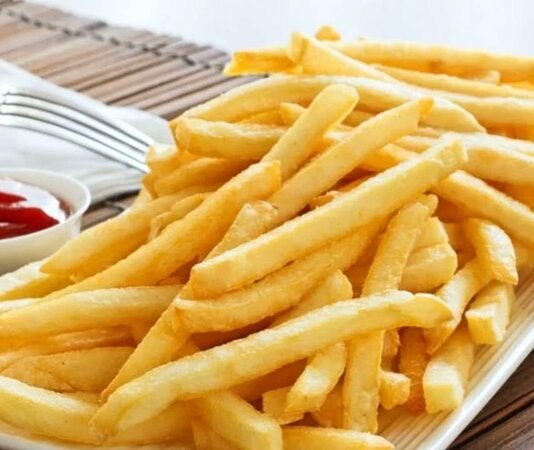 Kızarmış patates, neredeyse tüm dünyada severek tüketilen, hızlı hazırlanabilen ve her yaştan insanın damak zevkine hitap eden bir yiyecektir. Kültürler farklı olsa da patatesin kızartılarak tüketilmesi ortak bir noktada buluşur. Fast food restoranlarından ev yemeklerine kadar geniş bir kullanım alanı bulan bu yiyecek, sadece lezzetiyle değil, aynı zamanda pratikliğiyle de öne çıkar. Konulu bir haber görseli.