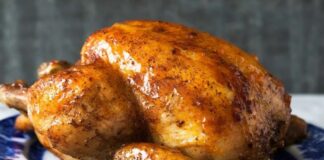 Kızarmış tavuk, dünya genelinde fast food ve ev yemeklerinin vazgeçilmezleri arasında yer alıyor. Tarihi kökenleri çok eskiye dayanan bu lezzet, özellikle ABD’de Güney mutfağasıyla özdeşleşmiş olsa da Türkiye’de de son yıllarda sokak lezzetleri ve restoran menülerinin gözdesi haline geldi. Geleneksel olarak tavuk parçalarının baharatlarla kaplanıp derin yağda kızartılmasıyla hazırlanan bu yiyecek, çıtır dış yüzeyi ve yumuşak iç dokusuyla dikkat çekiyor. Konulu bir haber görseli.