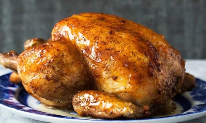 Kızarmış tavuk, dünya genelinde fast food ve ev yemeklerinin vazgeçilmezleri arasında yer alıyor. Tarihi kökenleri çok eskiye dayanan bu lezzet, özellikle ABD’de Güney mutfağasıyla özdeşleşmiş olsa da Türkiye’de de son yıllarda sokak lezzetleri ve restoran menülerinin gözdesi haline geldi. Geleneksel olarak tavuk parçalarının baharatlarla kaplanıp derin yağda kızartılmasıyla hazırlanan bu yiyecek, çıtır dış yüzeyi ve yumuşak iç dokusuyla dikkat çekiyor. Konulu bir haber görseli.