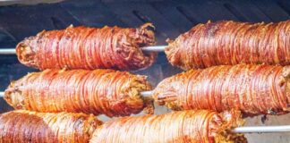 Türk sokak mutfağının en karakteristik yiyeceklerinden biri olan kokoreç, uzun yıllardır hem yerli halkın hem de turistlerin ilgiyle tükettiği özel bir lezzettir. Koyun bağırsağından yapılan bu yiyecek, Anadolu’da yüzyıllardır varlığını sürdürmektedir. Özellikle Balkanlar ve Ege kültüründe de kendine geniş bir yer edinmiş olan kokoreç, geçmişten günümüze değişmeden gelmiş bir sokak yemeği olarak dikkat çekmektedir. Konulu bir haber görseli.