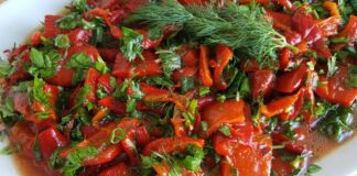 Közlenmiş biber salatası, Türk mutfağının klasik mezelerinden biri olarak bilinir ve sofraların renkli sunumları arasında yer alır. Bu salata, özellikle yaz ve kış sofralarında, hem pratik hem de lezzetli bir başlangıç olarak tercih edilir. Közleme yöntemi, biberlerin aromasını yoğunlaştırır ve salataya karakteristik bir tat katar. Konulu bir haber görseli.