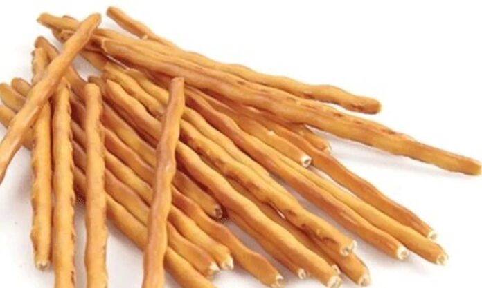 Krakerler, uzun yıllardır atıştırmalık dünyasının vazgeçilmezlerinden biri olarak öne çıkıyor. Hem çocukların hem yetişkinlerin sofralarında sıkça yer bulan krakerler, farklı tat ve dokularıyla geniş bir tüketici kitlesine hitap ediyor. Özellikle son yıllarda artan sağlıklı yaşam trendleri, kraker üreticilerini daha doğal ve katkısız ürünler geliştirmeye yönlendirdi. Bu durum, piyasada glutensiz, tam buğday ve organik krakerlerin sayısının artmasına yol açtı. Konulu bir haber görseli.