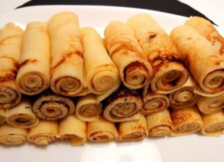 Krep rulo, hem kahvaltılarda hem de ara öğünlerde pratik ve lezzetli bir seçenek olarak öne çıkıyor. İnce krep hamurunun içine peynir, sebze, et veya reçel gibi farklı malzemeler konularak hazırlanan bu atıştırmalık, hem göze hem de damağa hitap ediyor. Krep rulo, sadece lezzeti ile değil, sunum açısından da sofraları zenginleştiriyor. Bu yazımızda krep rulo yapımından sunum önerilerine, malzeme çeşitlerinden sağlıklı alternatiflere kadar her detayı detaylı olarak inceleyeceğiz. Konulu bir haber görseli.