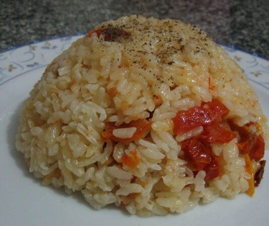 Kuru domatesli pilav, Türk mutfağında hem geleneksel hem de modern tariflerde kendine yer bulmuş bir yemektir. Domatesin yoğun aroması ve pilavın yumuşak dokusu bir araya gelerek sofralara eşsiz bir tat sunar. Özellikle davet sofralarında ve özel günlerde tercih edilen bu pilav, hem görselliği hem de lezzeti ile öne çıkar. Konulu bir haber görseli.