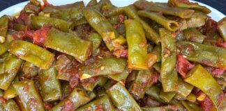 Türk mutfağının klasik yemeklerinden biri olan kuşbaşılı taze fasulye, hem sağlıklı hem de doyurucu bir öğün olarak bilinir. Taze fasulyenin kuşbaşı et ile bir araya gelmesiyle hazırlanan bu yemek, özellikle yaz aylarında sofralarda sıkça yer alır. Osmanlı döneminden günümüze uzanan bu tarif, hem geleneksel tatları hem de modern yemek kültürünü bir araya getirir. Konulu bir haber görseli.