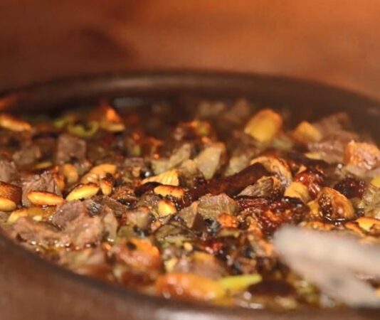 Kuzu güveç, Türk mutfağının en geleneksel yemeklerinden biridir. Etin doğal lezzeti, toprak güveçte ağır ağır pişirilerek ortaya çıkar. Özellikle kırsal bölgelerde misafir sofralarının vazgeçilmez ana yemeklerinden biri olarak bilinir. Konulu bir haber görseli.