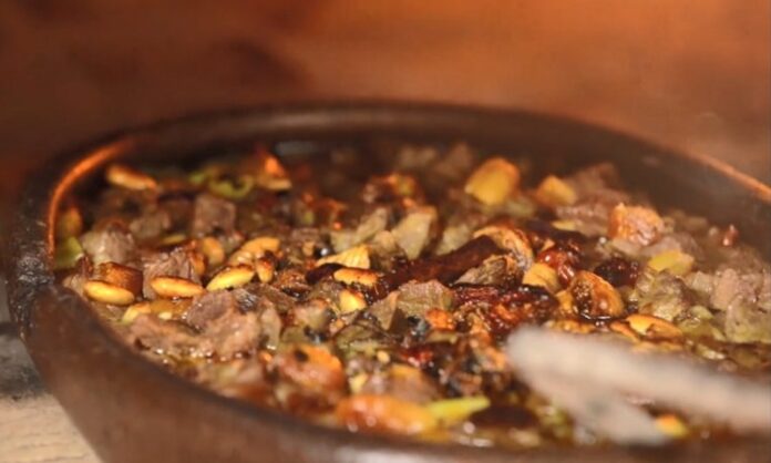 Kuzu güveç, Türk mutfağının en geleneksel yemeklerinden biridir. Etin doğal lezzeti, toprak güveçte ağır ağır pişirilerek ortaya çıkar. Özellikle kırsal bölgelerde misafir sofralarının vazgeçilmez ana yemeklerinden biri olarak bilinir. Konulu bir haber görseli.