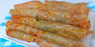 Türk mutfağının klasik tariflerinden biri olan lahana sarma, hem doyurucu hem de besleyici bir yemek olarak öne çıkıyor. İnce yapraklı lahana ile hazırlanan bu yemek, özellikle kış aylarında sofralarda sıkça yer alır. Lahana yapraklarının içine pirinç, kıyma ve çeşitli baharatlar eklenerek yapılan sarma, hem lezzeti hem de görünümüyle dikkat çeker. Konulu bir haber görseli.