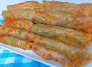 Türk mutfağının klasik tariflerinden biri olan lahana sarma, hem doyurucu hem de besleyici bir yemek olarak öne çıkıyor. İnce yapraklı lahana ile hazırlanan bu yemek, özellikle kış aylarında sofralarda sıkça yer alır. Lahana yapraklarının içine pirinç, kıyma ve çeşitli baharatlar eklenerek yapılan sarma, hem lezzeti hem de görünümüyle dikkat çeker. Konulu bir haber görseli.