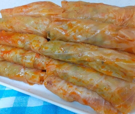 Türk mutfağının klasik tariflerinden biri olan lahana sarma, hem doyurucu hem de besleyici bir yemek olarak öne çıkıyor. İnce yapraklı lahana ile hazırlanan bu yemek, özellikle kış aylarında sofralarda sıkça yer alır. Lahana yapraklarının içine pirinç, kıyma ve çeşitli baharatlar eklenerek yapılan sarma, hem lezzeti hem de görünümüyle dikkat çeker. Konulu bir haber görseli.