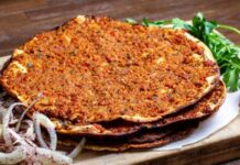 Türk mutfağının en sevilen lezzetlerinden biri olan lahmacun, yüzyıllardır sofralarda kendine yer bulmaktadır. İnce açılmış hamurun üzerine kıyma, domates, soğan, maydanoz ve çeşitli baharatlarla hazırlanan iç harcın eklenmesiyle pişirilen bu eşsiz yemek, hem lezzeti hem de pratikliğiyle öne çıkar. Anadolu’nun farklı bölgelerinde yaygın olarak tüketilen lahmacun, özellikle Güneydoğu mutfağının vazgeçilmezleri arasında yer almaktadır. Konulu bir haber görseli.