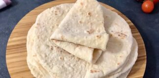 Türk mutfağının en köklü ve sevilen ekmek çeşitlerinden biri olan lavaş, yalnızca bir ekmek türü değil aynı zamanda kültürel bir miras olarak da kabul ediliyor. Yüzyıllar boyunca Anadolu’nun farklı bölgelerinde sofralarda yer bulan bu özel ekmek, hem pratik tüketim şekli hem de lezzetiyle dikkat çekiyor. Özellikle göçebe toplulukların kolayca pişirebilmesi, uzun süre saklayabilmesi ve farklı yemeklerle uyum sağlaması sebebiyle lavaş tarih boyunca en çok tercih edilen ekmeklerden biri olmuştur. Konulu bir haber görseli.