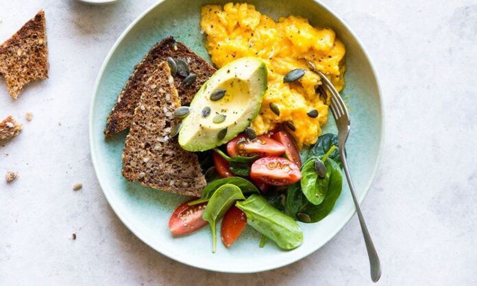 Son yıllarda light yemek seçenekleri sağlıklı yaşamı benimseyen kişiler arasında önemli bir trend haline geldi. Daha az kalori, dengeli besin içeriği ve düşük yağ oranı ile öne çıkan bu yemekler, modern yaşamın hızlı temposuna uyum sağlıyor. İnsanlar artık hem lezzetten ödün vermeden hem de kilo kontrolünü destekleyen alternatiflere yöneliyor. Konulu bir haber görseli.