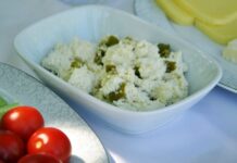 Lor peynirli meze, Türk mutfağının hafif ve besleyici tatlarından biri olarak sofralarda kendine özel bir yer bulur. Özellikle davet sofralarında, kahvaltılarda veya aperatif olarak sunulan bu mezeler, hem pratik hem de lezzetli bir seçenek oluşturur. Lor peyniri, düşük yağ oranı ve hafif tadı ile mezelerde yoğun bir lezzet dengesi sağlar. Mezeler, çeşitli sebzeler, baharatlar ve taze otlarla birleştiğinde sofralara renk ve aroma katar. Konulu bir haber görseli.