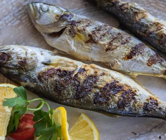 Lüfer ızgara, taze lüfer balıklarının temizlenip ızgara üzerinde pişirilmesiyle hazırlanan lezzetli bir deniz ürünü yemeğidir. Özellikle Marmara ve Karadeniz mutfağında sıkça tüketilen bu yemek, balık severler için vazgeçilmez bir tercih haline gelmiştir. Lüferin kendine has yağı ve aroması, ızgara sırasında ortaya çıkan tütsü kokusuyla birleşerek eşsiz bir tat deneyimi sunar. Konulu bir haber görseli.