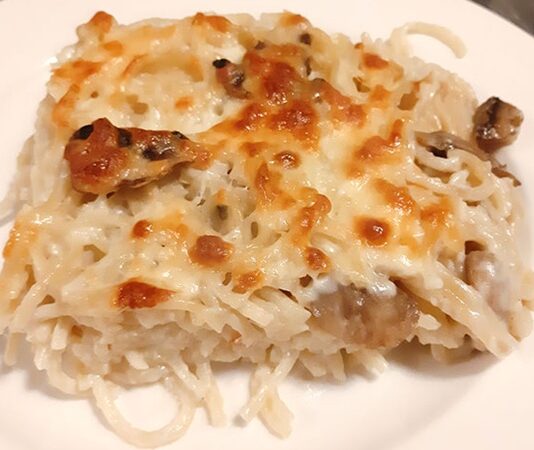 Makarna graten, İtalyan mutfağından dünyaya yayılan fırın yemeklerinden biridir. Makarna ve peynirin birleşimi ile ortaya çıkan bu tarif, özellikle çocuklar ve yetişkinler tarafından sıkça tercih edilir. Kökeni, 18. yüzyılın sonlarına kadar uzanan graten teknikleriyle hazırlanmıştır. Konulu bir haber görseli.