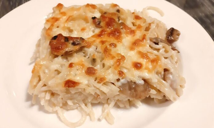 Makarna graten, İtalyan mutfağından dünyaya yayılan fırın yemeklerinden biridir. Makarna ve peynirin birleşimi ile ortaya çıkan bu tarif, özellikle çocuklar ve yetişkinler tarafından sıkça tercih edilir. Kökeni, 18. yüzyılın sonlarına kadar uzanan graten teknikleriyle hazırlanmıştır. Konulu bir haber görseli.