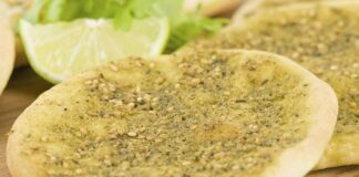 Manakish, özellikle Ortadoğu mutfağının popüler ve geleneksel bir lezzetidir. İnce hamur üzerine sürülen çeşitli malzemelerle hazırlanan bu yemek, kahvaltıdan atıştırmalığa kadar farklı öğünlerde tüketilebilir. Zengin aroması ve pratik sunumu sayesinde manakish, hem evde hem de sokak lezzeti olarak yaygınlaşmıştır. Konulu bir haber görseli.