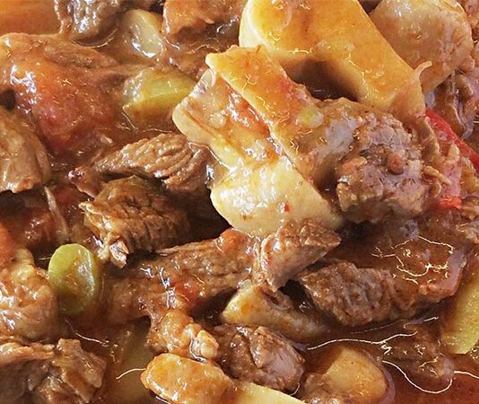 Mantarlı et güveç, yavaş pişirmenin ve doğru malzeme uyumunun bir araya geldiği, Anadolu mutfağının en etkileyici yemeklerinden biridir. Etin kendi suyu ve mantarın topraksı aroması bir araya geldiğinde ortaya çıkan lezzet, sadece yemek değil, aynı zamanda bir deneyim haline gelir. Toprak güveçte ağır ağır pişen et parçaları, lokum kıvamına gelirken mantarlar yemeğin içinde eriyerek her lokmaya derinlik katar. Konulu bir haber görseli.