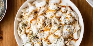 Mantı, Türk mutfağının en özel ve sevilen yemeklerinden biridir. İnce açılmış hamurun içine hazırlanan kıymalı harçlar ile yapılan bu lezzet, hem göze hem damağa hitap eder. Özellikle özel günlerde, davet sofralarında ve aile yemeklerinde sıklıkla tercih edilen mantı, Türk mutfağının zenginliğini ve el lezzetini yansıtır. Bugün mantının tarihçesinden hazırlık aşamalarına, pişirme tekniklerinden sunum önerilerine kadar detaylı bir inceleme yapacağız. Konulu bir haber görseli.