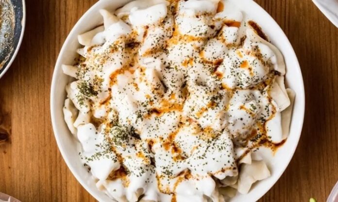 Mantı, Türk mutfağının en özel ve sevilen yemeklerinden biridir. İnce açılmış hamurun içine hazırlanan kıymalı harçlar ile yapılan bu lezzet, hem göze hem damağa hitap eder. Özellikle özel günlerde, davet sofralarında ve aile yemeklerinde sıklıkla tercih edilen mantı, Türk mutfağının zenginliğini ve el lezzetini yansıtır. Bugün mantının tarihçesinden hazırlık aşamalarına, pişirme tekniklerinden sunum önerilerine kadar detaylı bir inceleme yapacağız. Konulu bir haber görseli.