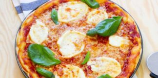 Margarita pizza, İtalyan mutfağının en ikonik lezzetlerinden biri olarak bilinir. Napoli kökenli bu pizza türü, basit ama dengeli malzemeleriyle ün kazanmıştır. Domates, mozzarella peyniri ve taze fesleğen kullanımı, pizzanın üç temel rengi olan kırmızı, beyaz ve yeşili simgeler. Konulu bir haber görseli.