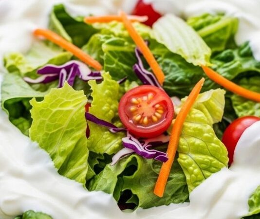 Marul salatası, hafif ve ferahlatıcı lezzetiyle Türk mutfağında önemli bir yere sahiptir. Özellikle yaz aylarında soğuk meze olarak sofralarda öne çıkar. Marulun gevrek yapısı, salatanın tazeliğini ve hafifliğini ön plana çıkarır. Bu salata, hem ana yemeklerin yanında tamamlayıcı olarak hem de tek başına sağlıklı bir öğün olarak tüketilebilir. Konulu bir haber görseli.