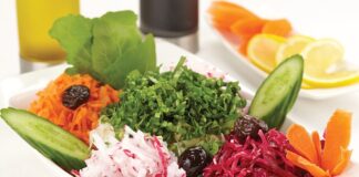 Mevsim Salata, adından da anlaşılacağı gibi yılın o döneminde yetişen taze sebzelerle hazırlanan sağlıklı ve hafif bir salatadır. Her mevsim farklı sebzelerle hazırlanabilmesi, bu salatayı yıl boyunca sofraların vazgeçilmez bir parçası haline getirir. Lezzetli ve vitamin açısından zengin olan mevsim salata, hem ana yemeklerin yanında hem de tek başına bir öğün olarak tüketilebilir. Konulu bir haber görseli.