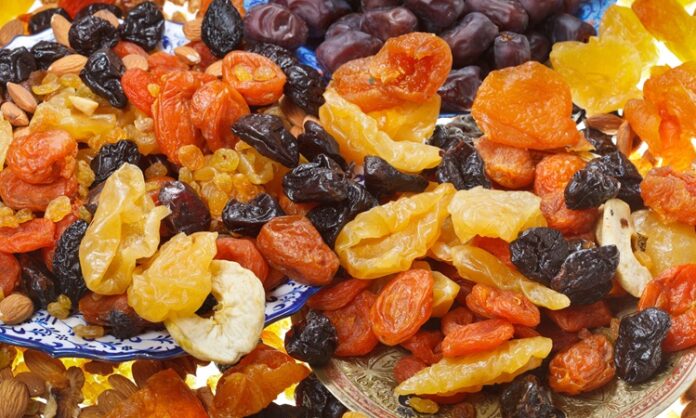 Meyve kurusu, son yıllarda sağlıklı beslenme trendlerinin yükselmesiyle birlikte daha çok tercih edilen bir atıştırmalık haline geldi. Doğal şeker içeriği ve uzun saklama ömrü sayesinde evlerde, ofislerde ve yolculuklarda sıkça tüketiliyor. Kuru meyveler, sadece tatlı ihtiyacını karşılamakla kalmıyor, aynı zamanda vitamin ve mineral bakımından zengin içerikleriyle sağlığa katkı sağlıyor. Özellikle doğal ve katkısız kurutulmuş meyveler, tüketicilerin ilgisini çekiyor ve sağlıklı yaşam trendlerini destekliyor. Konulu bir haber görseli.