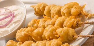 Midye tava, deniz ürünleri sevenlerin sofralarında sıkça tercih ettiği bir lezzettir. Dışı çıtır çıtır, içi yumuşacık midye halkaları, hem aperatif hem de ana yemek olarak sunulabilir. Özellikle deniz kenarı restoranlarının menülerinde öne çıkan bu tarif, evde de kolayca hazırlanabilir. Bugün midye tavanın tarihçesinden hazırlık ve pişirme püf noktalarına, sunum önerilerinden sağlığa katkılarına kadar pek çok detayı ele alacağız. Konulu bir haber görseli.