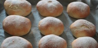 Günümüz mutfak trendlerinde önemli bir yer tutan mini sandviç ekmeği, özellikle pratik ve lezzetli bir öğün arayanların favorisi haline gelmiştir. Küçük boyutları ve yumuşak dokusuyla hem çocuklar hem de yetişkinler tarafından tercih edilen bu ekmek türü, hızlı hazırlanan sandviçlerde mükemmel bir temel oluşturur. Konulu bir haber görseli.