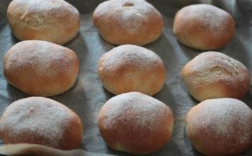 Günümüz mutfak trendlerinde önemli bir yer tutan mini sandviç ekmeği, özellikle pratik ve lezzetli bir öğün arayanların favorisi haline gelmiştir. Küçük boyutları ve yumuşak dokusuyla hem çocuklar hem de yetişkinler tarafından tercih edilen bu ekmek türü, hızlı hazırlanan sandviçlerde mükemmel bir temel oluşturur. Konulu bir haber görseli.