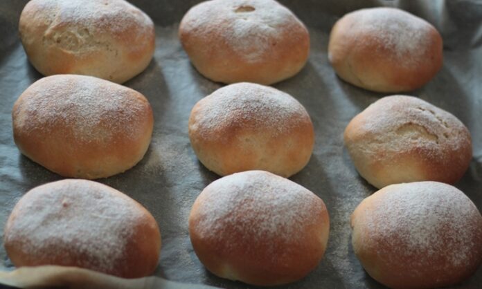 Günümüz mutfak trendlerinde önemli bir yer tutan mini sandviç ekmeği, özellikle pratik ve lezzetli bir öğün arayanların favorisi haline gelmiştir. Küçük boyutları ve yumuşak dokusuyla hem çocuklar hem de yetişkinler tarafından tercih edilen bu ekmek türü, hızlı hazırlanan sandviçlerde mükemmel bir temel oluşturur. Konulu bir haber görseli.