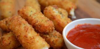 Mozzarella stick, dünyada en çok sevilen atıştırmalıklar arasında yer alır. İçindeki erimiş mozarella peynirinin dışındaki çıtır kaplama ile buluşması, hem dokusal hem de lezzet açısından eşsiz bir deneyim sunar. İlk kez Amerika’da fast food zincirlerinde yaygınlaşan bu atıştırmalık, kısa sürede Avrupa ve Asya mutfaklarına da girmiştir. Bugün neredeyse tüm dünyada restoran menülerinde, kafelerde ve ev mutfaklarında tercih edilen bir seçenek haline gelmiştir. Konulu bir haber görseli.